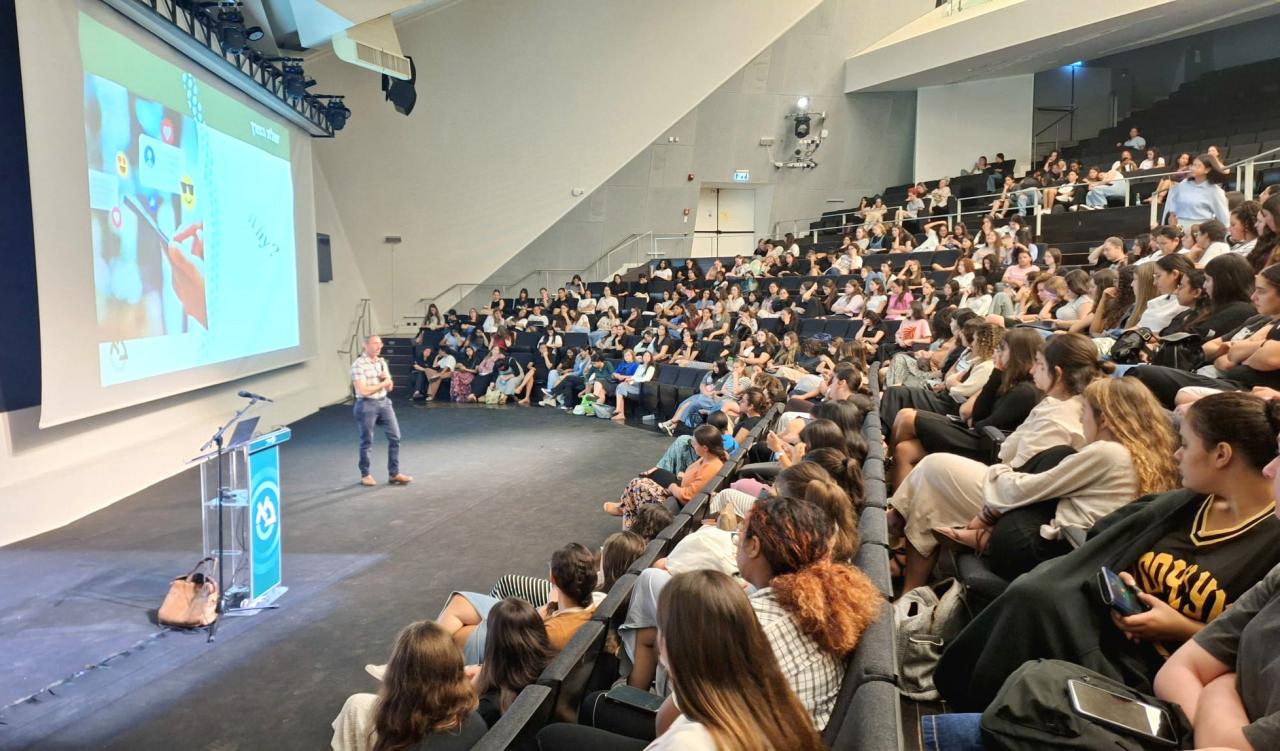 ד"ר יניב אפרתי מרצה ביום האוריינטציה