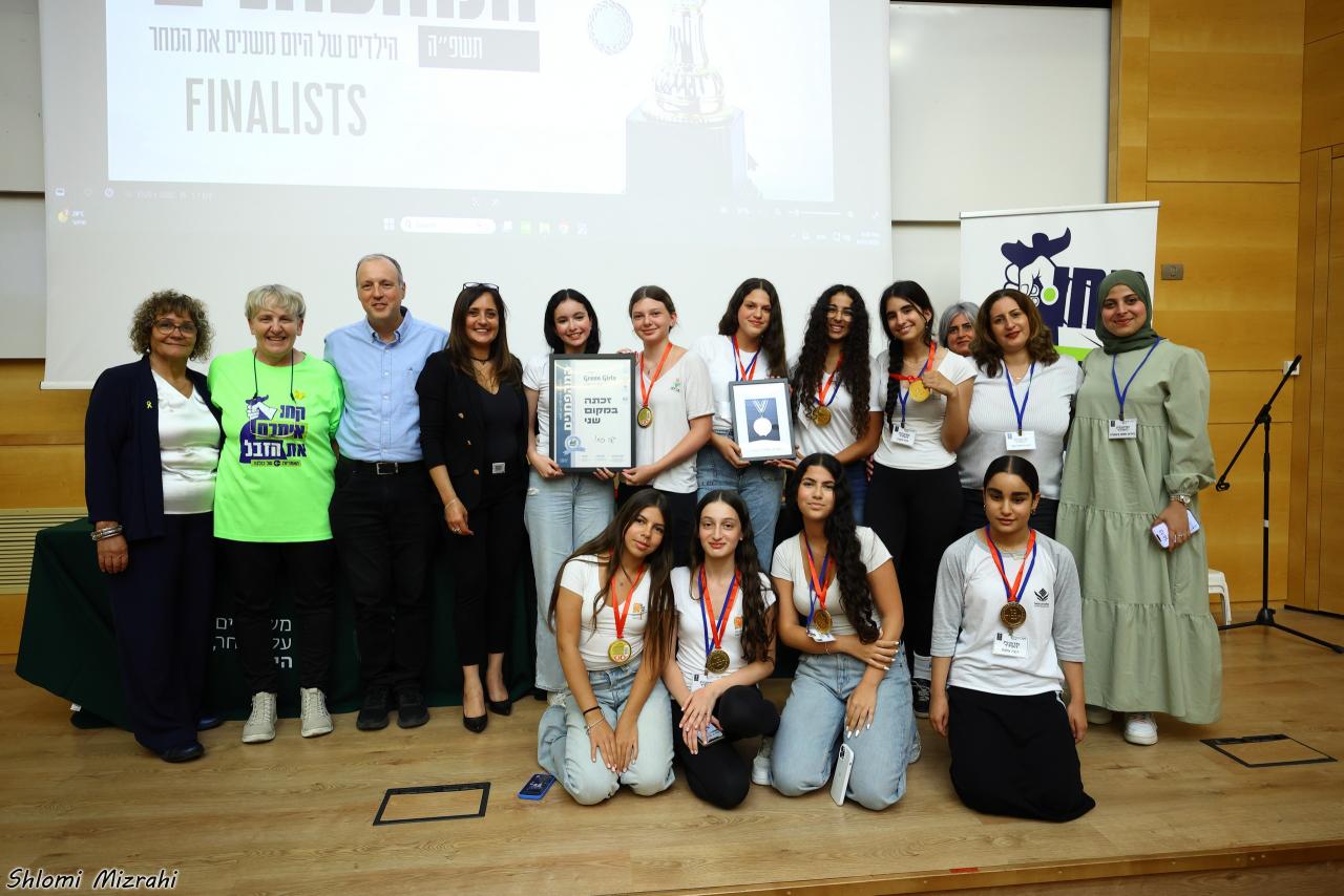 מקום שני באליפות כללי נבחרת Green girls (אשכול הפיס כפר סבא, חט"ב בר-לב) מעניק הפרס פרופ' ירון שב-טל סגן נשיא למחקר, אוניברסיטת בר אילן