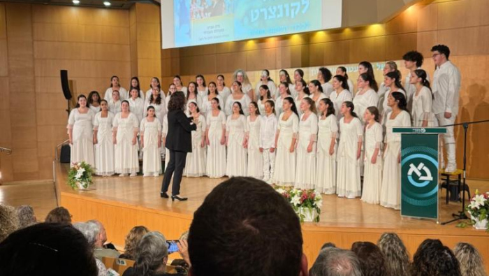 מקהלת העפרוני בהופעתה באירוע השקת הספר של ד"ר עטרה איזקסון